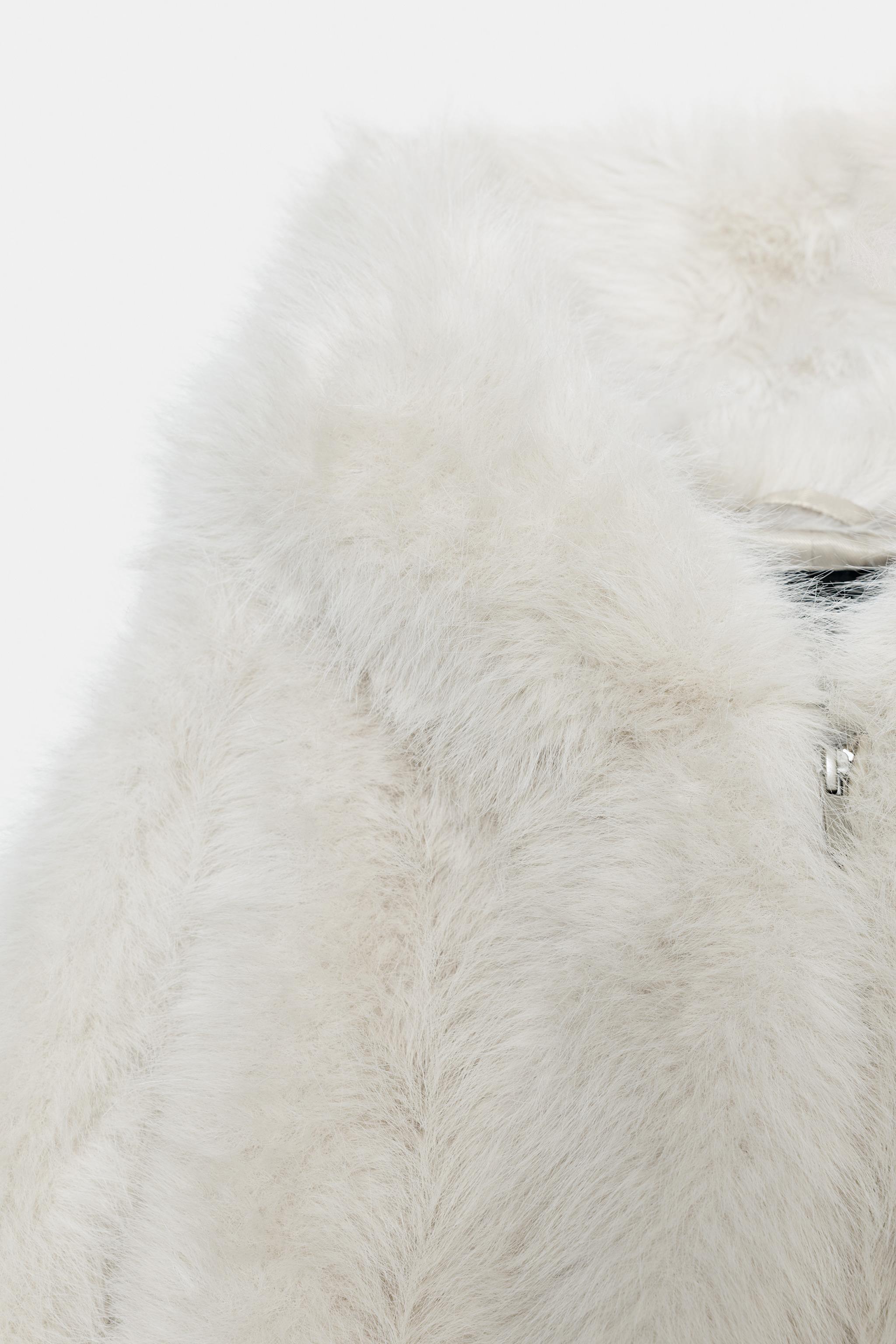 MANTEAU COURT EFFET FOURRURE À CAPUCHE